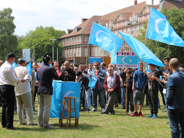 Vor dem Demonstrationszug versammelten sich die Teilnehmer in der Nähe des Schloßplatzes. Foto: Robert Braumann