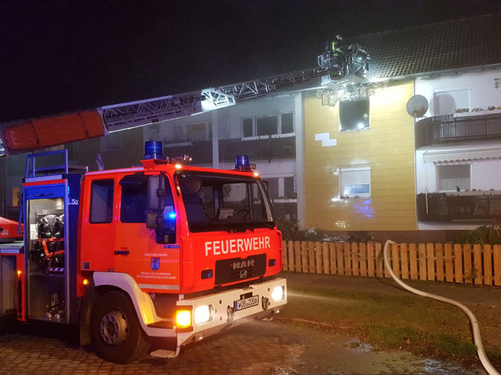 Mit der Drehleiter leitete die Feuerwehr sofortige Löscharbeiten ein und konnte so ein Übergreifen der Flammen auf den Dachstuhl verhindern. Fotos: Feuerwehr Fallersleben