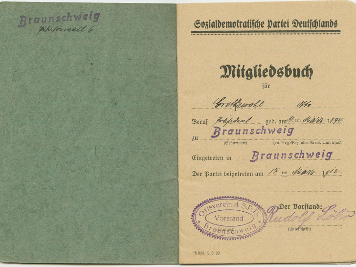 Das 1912 ausgestellte SPD-Mitgliedsbuch von Otto Grotewohl. Foto: Schloss Museum 