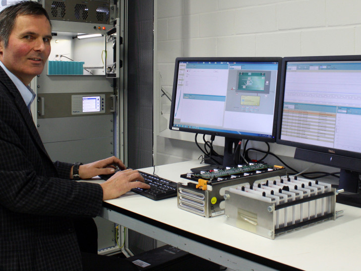 Prof. Dr. Joachim Landrath am Batterieprüfstand. Foto: Ostfalia