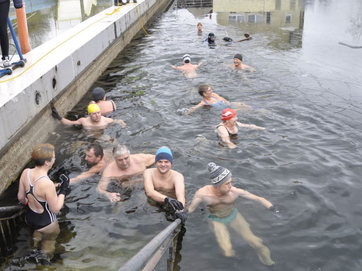 15 Hartgesottene kamen zum ersten Eisschwimmen 2019 nach Fümmelse. Fotos: WSV21