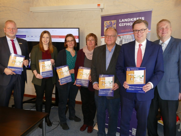 Stellten die erste Broschüre zur Wohnraumanpassung vor: Olaf Heimburg (v.l.), Fachbereichsleitung Soziales, Saskia Rusch und Anne Klung aus dem Bereich Beratungsleistung Service, die ehrenamtlichen Wohnraumberater Cornelia Königsmann und Berthold Reike, sowie Landrat Dr. Andreas Ebel und Kreisrat Rolf Amelsberg.
Foto: Landkreis Gifhorn