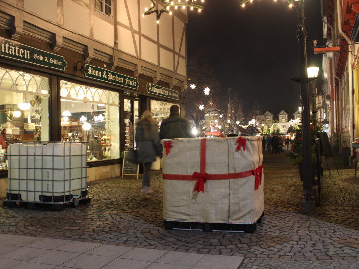 Am Eingang vom Kornmarkt stehen große Wassertanks. Foto: Anke Donner