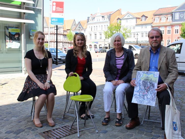 Alina Jassmann, Elisabeth Fischer, Heidemarie Hattendorf und Werner Jansen probieren die Hocker aus. Foto: Max Förster