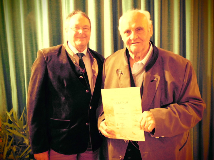 Hegeringleiter Hartmut Bartels beglückwünschte Otto Rühe. Text und Foto: Peter Wilczok
