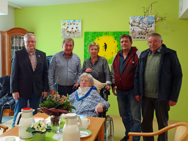 Ortsbürgermeister Jürgen Lingelbach, der Sohn Heinz Tscherner, die Jubilarin Elli Barnstorf, die Tochter Jutta Massing, der Enkel Udo Tscherner und Ortsrat Erich Bremer. Foto: Privat