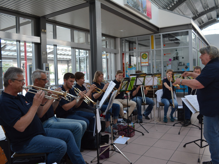 Mehr als 100 Besucher feierten am Sonntag beim Gottesdienst im Bahnhof Peine. Foto:
