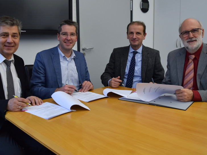Peter Gaschler (von links), Dr. Oliver Junk, Hennig Brandes und Detlef Tanke bei der Vertragsunterzeichnung. Foto: Stadt Goslar