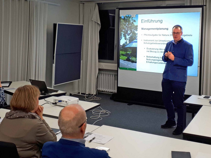 Dr. Dierk Kownatzki, stellvertretender Fachgebietsleiter Umwelt der Stadt Salzgitter, begrüßt die Teilnehmerinnen und Teilnehmer zur Auftaktveranstaltung. Foto: Stadt Salzgitter