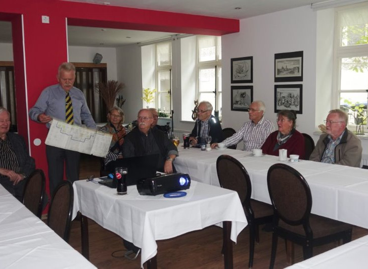 Hans Kolmsee (stehend) informiert die CDU Senioren in Wolfenbüttel.
Foto: Jochen Glimm                    