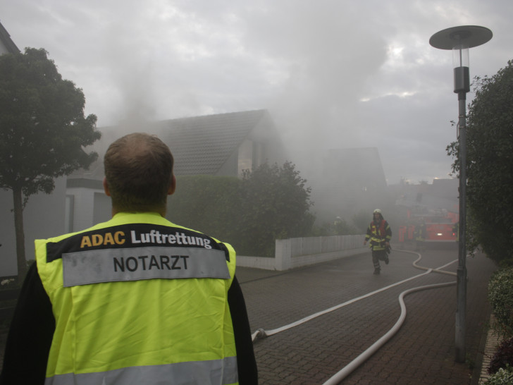 Die Feuerwehr im Einsatz im Einfamilienhaus. Fotos/Video: Werner Heise