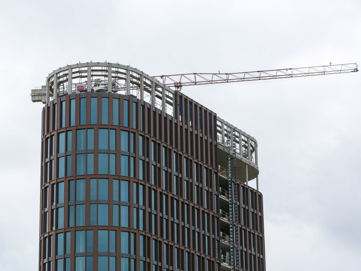 Die Fassade ist in der obersten Etage  des Business Centers II angekommen. Foto: Volksbank BraWo/Peter Sierigk