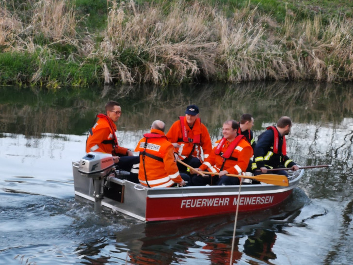 In mehreren Gruppen wurde der Umgang mit dem Boot auf dem Gewässer geübt. Fotos: Feuerwehr der Samtgemeinde Meinersen/Carsten Schaffhauser