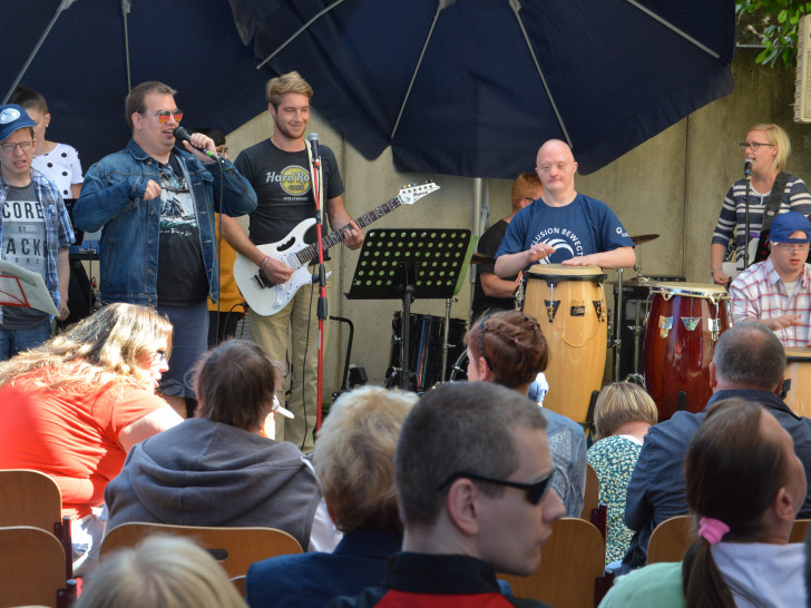 Die inklusive Band "Hand in Hand" sorgte für ordentlich Stimmung. Foto: Lebenshilfe