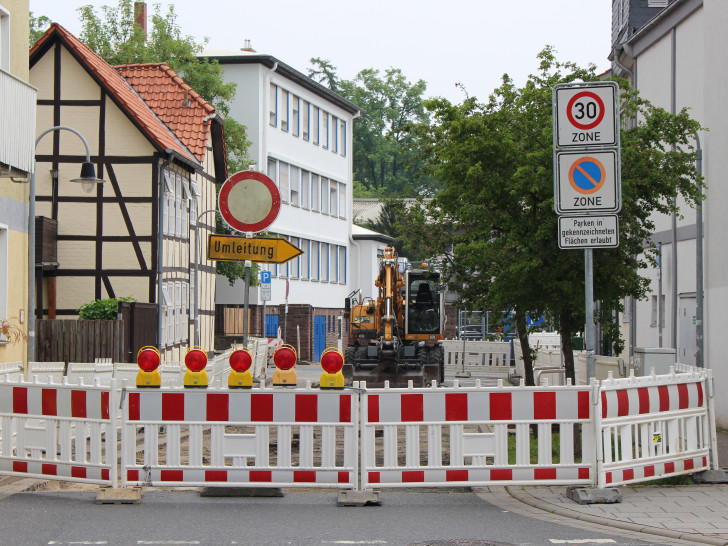 Die Kannegießerstraße ist für Fahrzeuge aufgrund der Erneuerung des Regenwasserkanals zwischen Lange Straße und Karlstraße voll gesperrt. Foto: Max Förster
