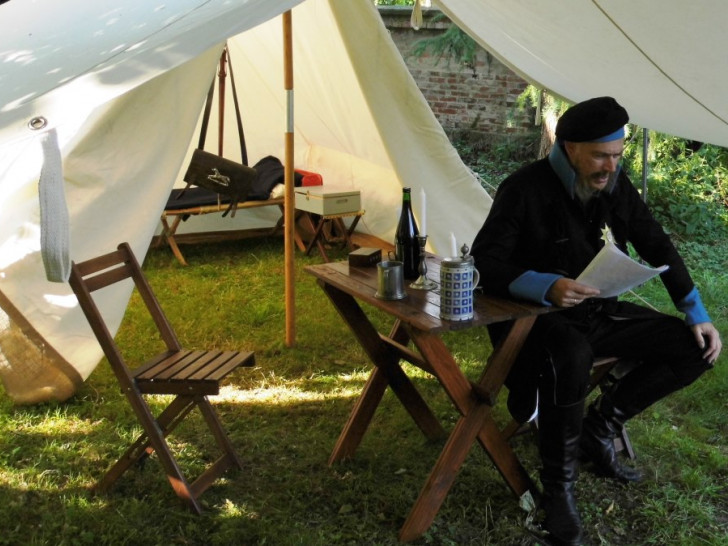 Friedrich Wilhelm (Andreas Jäger) hält eine Lesung im Ölper Pfarrgarten. Foto: privat