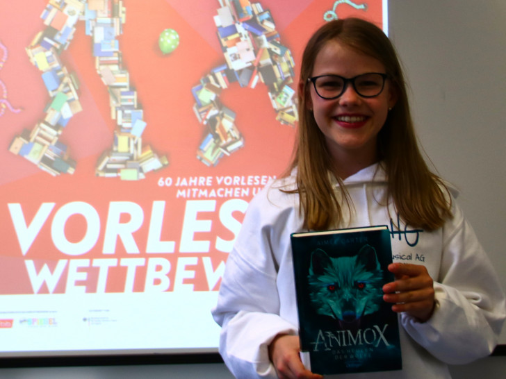 Mia Gradewald mit ihrem Siegerbuch. Foto: THG