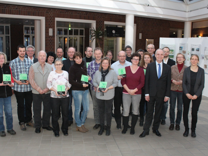 Die Auszeichnungen wurden an die Hausbesitzer übergeben. Foto: Landkreis Goslar