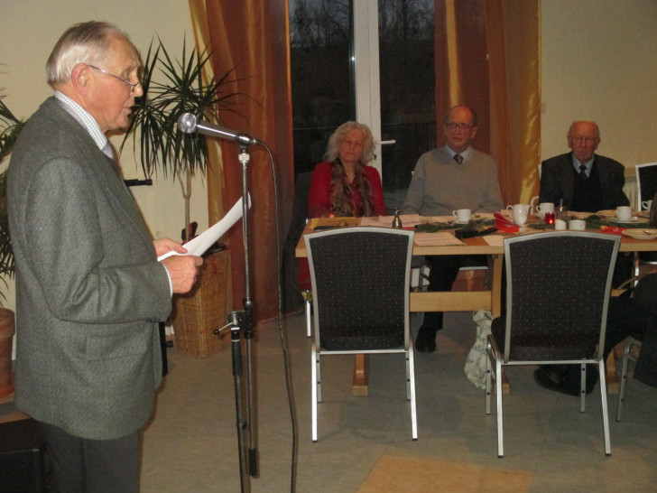 Hans Meidorn bei seinem
Vortrag . Im Hintergrund  Brunhilde Schölecke, Ernst-Henning Jahn und Gerhard Neumann. Foto: Lorenz