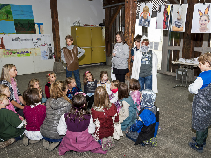 Die Kinder bei der Aufführung ihres Stückes „Fall der Mauer“. Foto: Stadt Wolfsburg