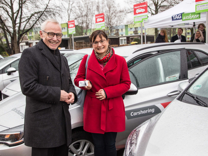 Thomas Hofmann zeigt Claudia Hoyer an einem Fahrzeug wie einfach es ist das Fahrzeug zu öffnen. Das geht mit der Kundenkarte oder mit der Smartphone App. Fotos: Karliczek