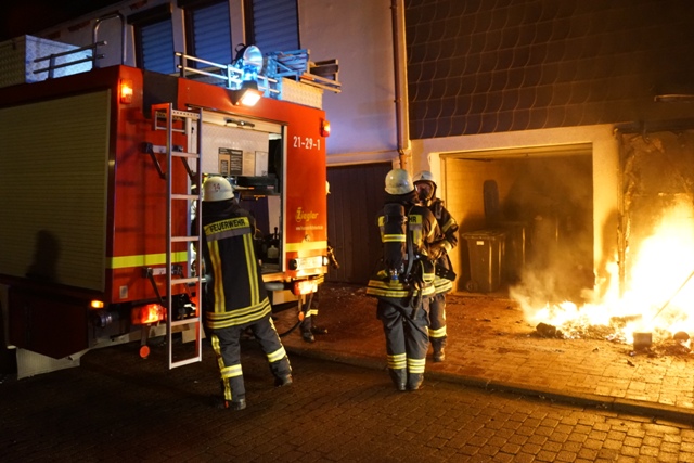 Die Feuerwehr konnte ein Übergreifen der Flammen auf das angrenzende Haus verhindern. Fotos: Feuerwehr Wolfenbüttel/Michael Hoppmann
