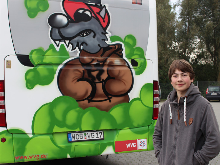 Hannes Schubert sorgt mit seinem Graffiti für Farbe auf dem WVG-Bus. Fotos: Eva Sorembik