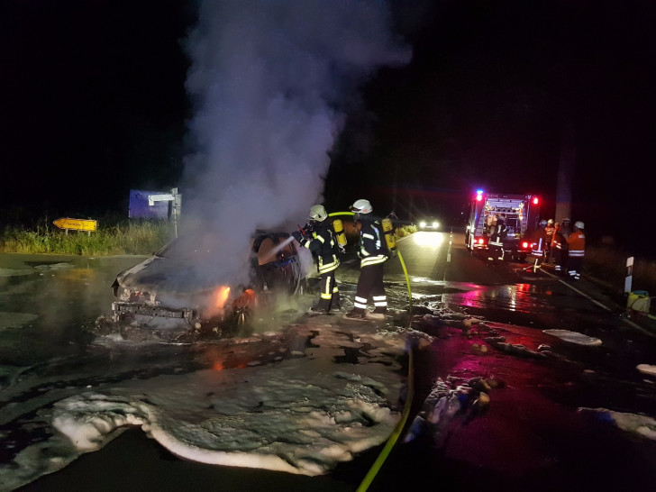 Trotz des schnellen Eingriffs der Feuerwehr brannte das Fahrzeug komplett aus. Foto: Samtgemeindefeuerwehr Meinersen, Schaffhauser