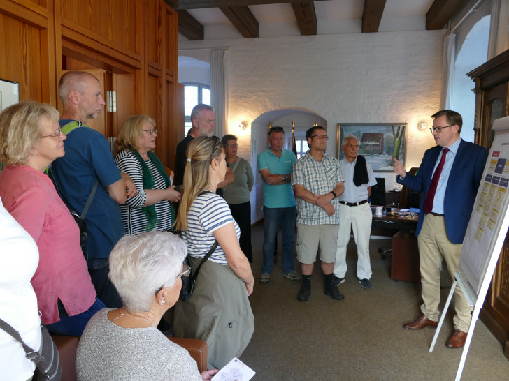 Landrat Dr. Andreas Ebel erklärte den Gästen in seinem Büro den Aufbau und die Aufgaben der Kreisverwaltung. Foto: Landkreis Goslar