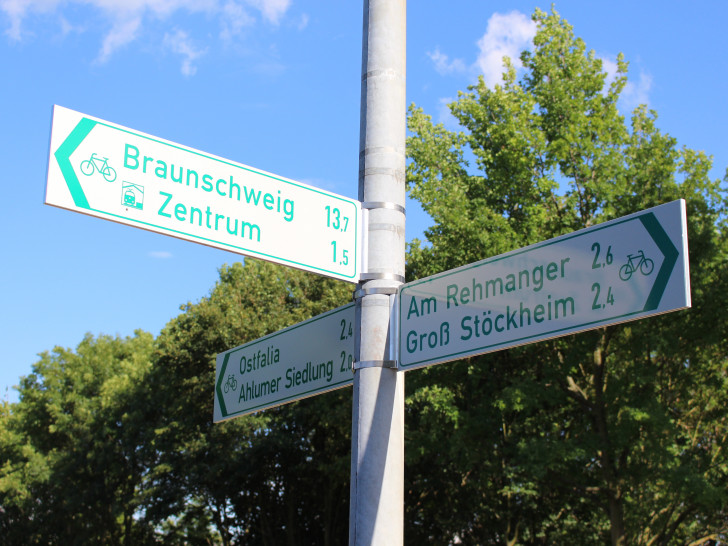 Schilder weisen Radfahrern den Weg. Foto: Max Förster