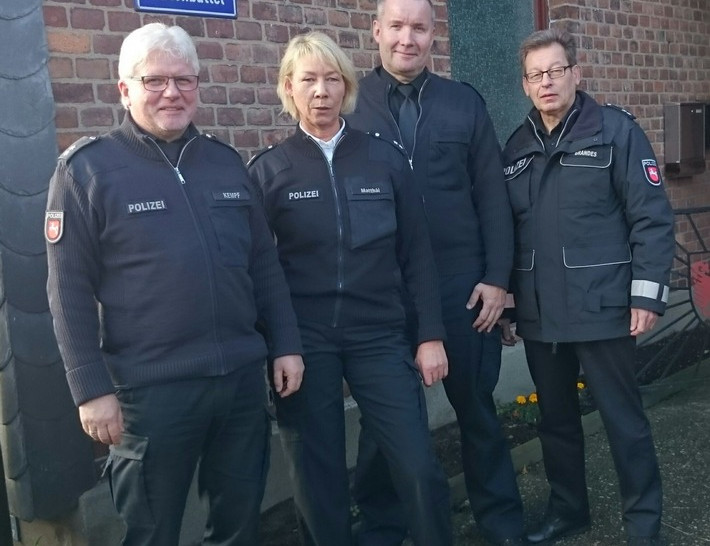 Von links nach rechts die Polizeioberkommissare Henning Kempf, Ira Matthäi, Stefan Ahrens und Hermann Brandes. Auf dem Foto fehlt Dirk Drewes von der Polizeistation Watenbüttel. Foto: Polizei Braunschweig