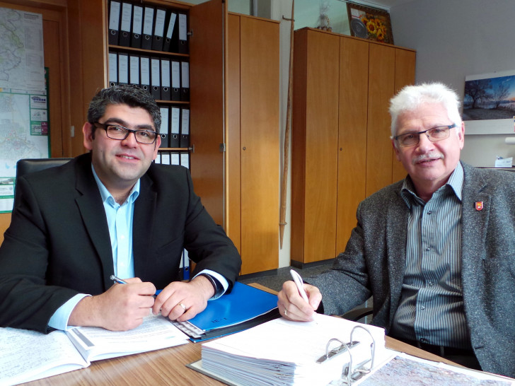 Aygün Erarslan (li.) und Henry Bäsecke freuen sich über den Zuwendungsbescheid. Foto: Elmregia GmbH