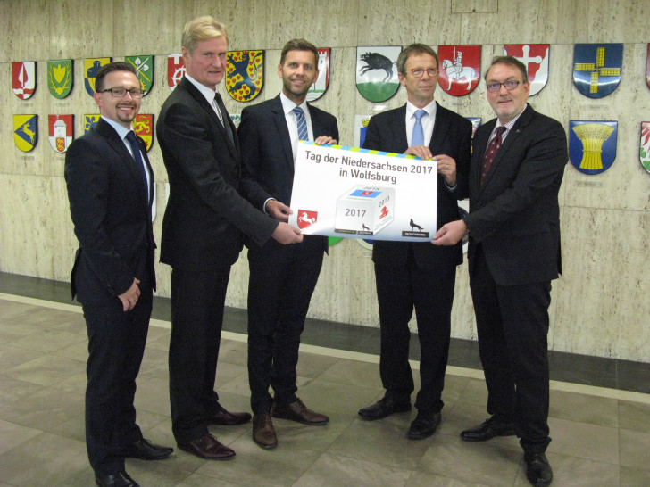 Tag der Niedersachsen. Von links: Christopher Hesse, Joachim Schingale, Dennis Weilmann, Oberbürgermeister Klaus Mohrs, Michael Sothmann. Foto: Stadt Wolfsburg