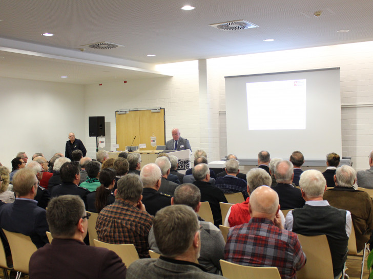 Wolfgang Gürtler, Vorsitzender der Verkehrswacht Wolfenbüttel, begrüßte die Gäste in der Lindenhalle. Fotos: Jan Borner