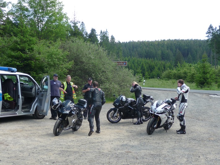 Bei einer Motorradkontrolle im Harz waren 54 Fahrer zu schnell. In sechs Fällen müssen die Fahrer nun mit einem Fahrverbot rechnen. Symbolfoto: Polizei Goslar