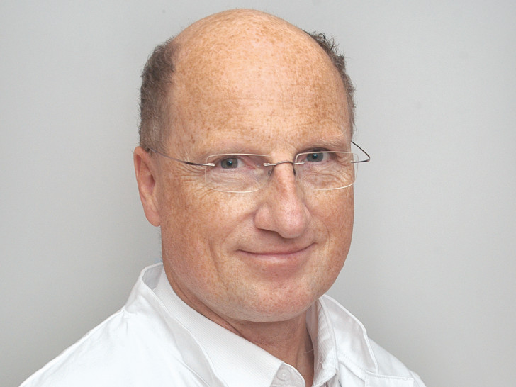 Dr. med. Thomas Dewitz, Chefarzt der Klinik für Frauenheilkunde und Geburtshilfe und Leiter des Brustzentrums Gifhorn, referiert zum Thema Brustkrebs. Foto: Helios Klinikum Gifhorn