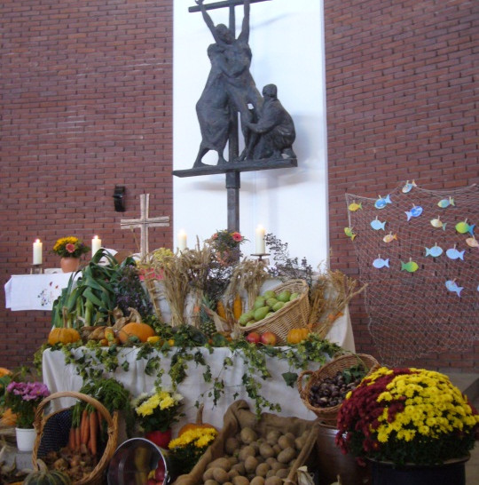 Erntegaben am Altar. Foto: Privat