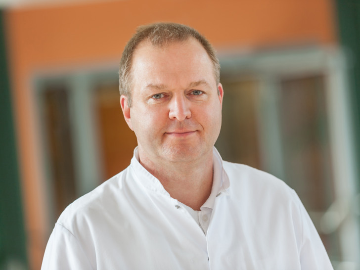 Referenten Klaus Konstantin, Oberarzt der Klinik für Anästhesiologie und Intensivmedizin. Foto: HEH/Hanno Keppel