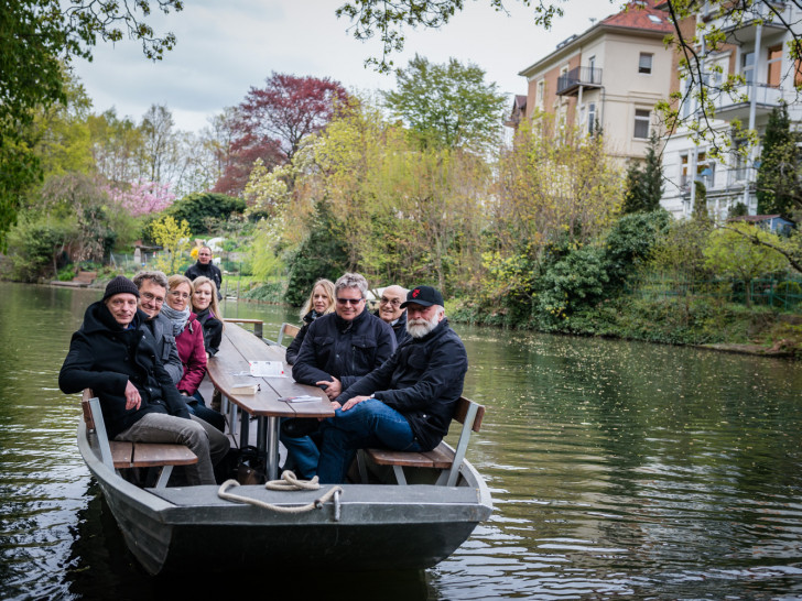 Auf den Saisonstart von Mord auf der Oker freuen sich (v. l. n.r.) Hardy Crueger (Autor), Klaus Nührig (Autor), Katrin Rohde (Autorin), Franziska-Luise Klammer (Stadtmarketing), Nina Bierwirth (Stadtmarketing), Dirk Rühmann (Autor), Armin Rütters (Autor) und Thomas Ostwald (Autor). Foto: Braunschweig Stadtmarketing GmbH / Marius Maasewerd