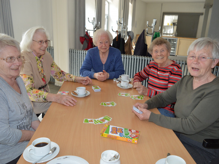 Die Damen-Kartenrunde spielt mit Begeisterung „Skip-Bo“. Foto: Richert