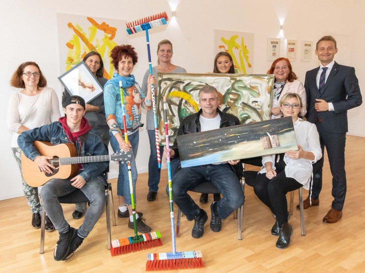 Astrid Penke, Philipp Adamec (Gitarre), Silva Krohn, Anja Pauseback, Ivy Stolte, Michael Krohm, Liana Eifert hinten, vorn Helena Bujankin, Wilma Klein, Rudolf Bittner. Foto: Rudolf Karliczek