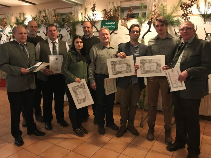 Klaus Meinecke (BronzeLJN/Leiter Jagdhornbläser), Ernst-Dieter Meinecke (Vorsitzender Jägerschaft Gifhorn), Dennis Bock (5 Jahre Jagdhornbläser), Lea Hartmann (Jägerbrief 2016), Jörn Kletke (25 Jahre Jägerschaft 2016), Helmut Hermann (40 Jahre DJV), Adrian Mangold (Jägerbrief 2017), Lennart Klitzing (Jägerbrief 2016), Hermann Brandt (40 Jahre DJV) Foto: Hegering Sassenburg