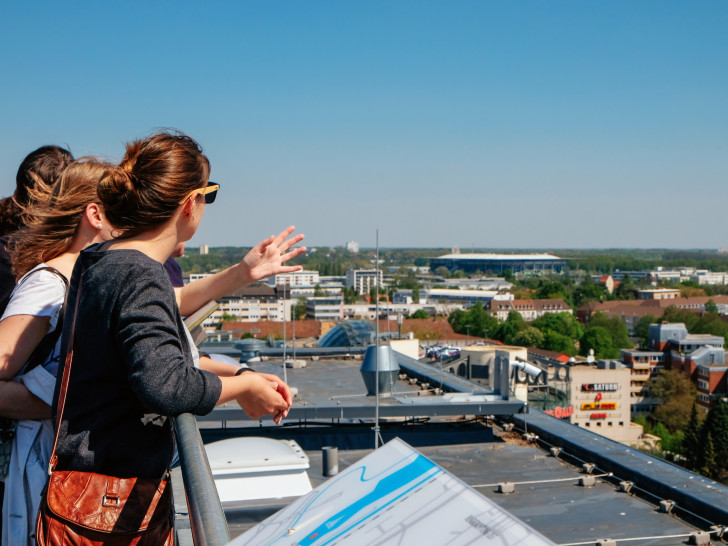 Das Rathausdach bietet einen weiten Blick über Wolfsburg. Foto: WMG Wolfsburg