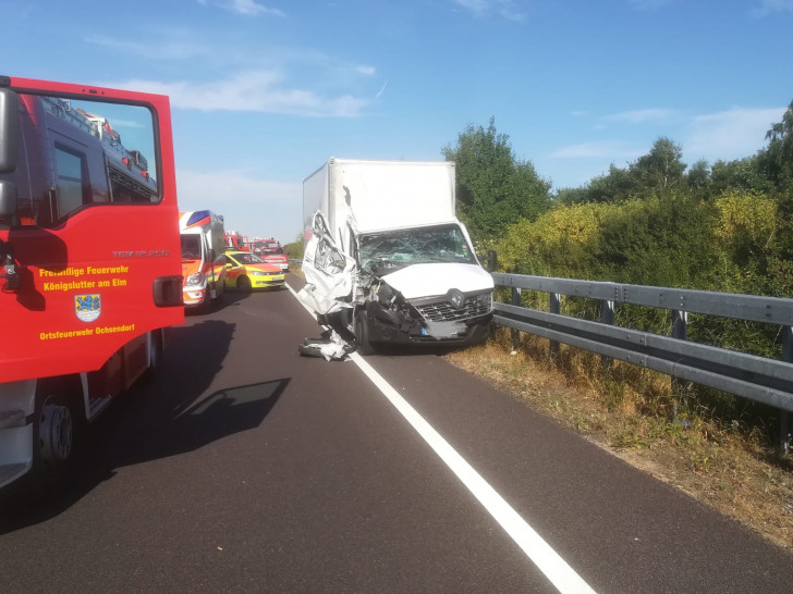 Fahrer und Beifahrer des Transporters wurden bei der Kollision verletzt. Fotos: Feuerwehr Ochsendorf