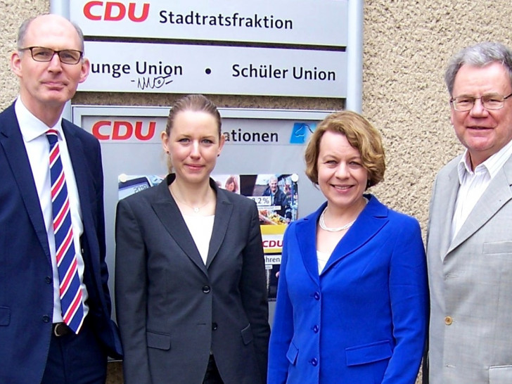 CDU Landtagsabgeordneter Christoph Plett (von links), Alexandra Fuchs und Evelyne Beger von der Arbeitsagentur Hildesheim mit Kreistagsabgeordneten Michael Kramer. Foto: CDU