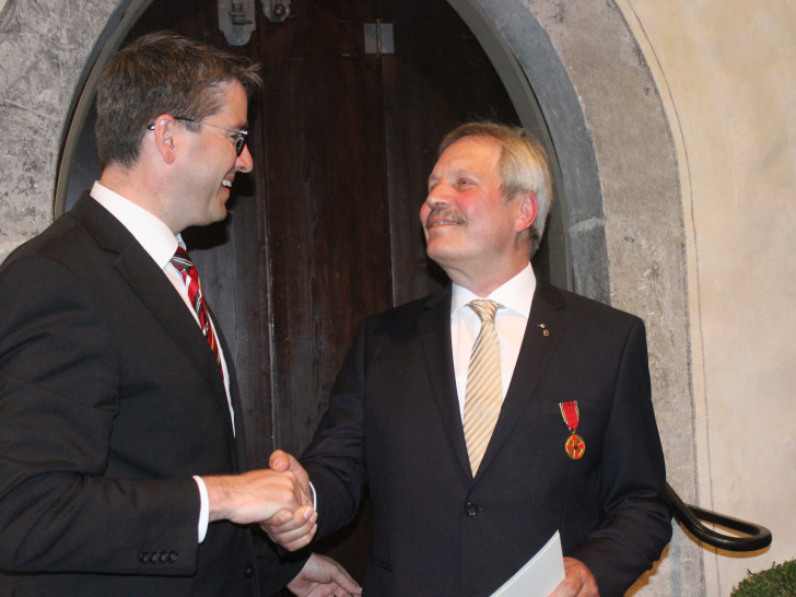 Am Dienstag wurde Manfred Watzlawik von Oberbürgermeister Dr. Oliver Junk mit dem Bundesverdienstorden ausgezeichnet. Fotos: Anke Donner 
