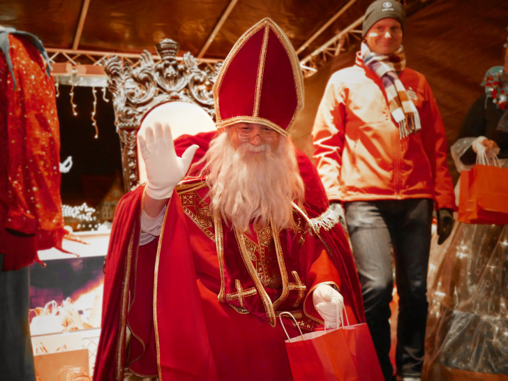 Der Nikolaus gab sich am gestrigen Freitag die Ehre auf dem Wolfenbütteler Weihnachtsmarkt.

Foto: Stadt Wolfenbüttel