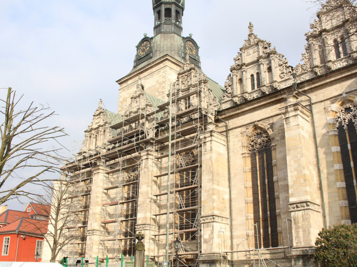 Die Südseite der Hauptkirche wird saniert. Foto: Max Förster