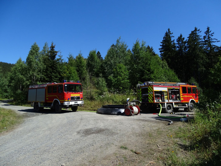 Die Feuerwehr musste eine Wasserübergabestelle errichten, um vor Ort genug Löschwasser zur Verfügung zu haben. Fotos: Feuerwehr Bad Harzburg