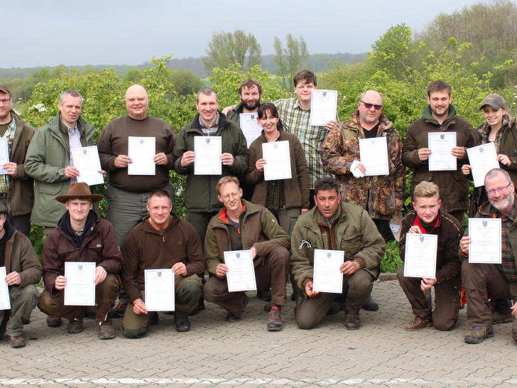 Von Links nach Rechts:
Hinten: Phillip Verworn, Sven Krogoll, Andreas Fröhlich, Matthias Bischoff, Dirk Bösche, Diana Ey, Johannes Tilch, Peter Haiduk, Sören Becker, Lea Becker
Vorne: Philipp Beck, Justus Klengel, Christof Schmidtke, Ingo Kleindienst, Stefan Schulz, Moritz Weddelmann, Dimitri Vasiliadis. Foto: Jägerschaft Wolfenbüttel e.V.